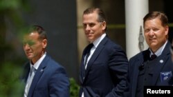 Hanter Bajden (u sredini) ispred suda 25. jula 2023.