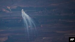 Serangan Israel menghantam wilayah perbatasan Israel-Lebanon di wilayah Galilea, Lebanon, terlihat dari Dataran Tinggi Golan yang dianeksasi Israel, Senin, 5 Agustus 2024. (Leo Correa/AP)