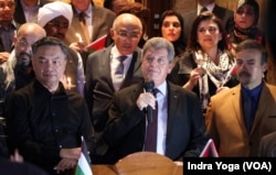 Duta Besar Palestina untuk Indonesia, Zuhair Al-Shun (tengah) menyampaikan situasi terkini di Gaza kepada wartawan, Kamis (2/11) malam di Jakarta. (VOA/Indra Yoga)