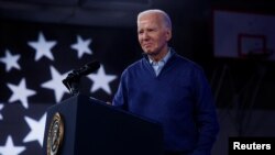Presiden AS Joe Biden menyaksikan acara kampanye di Sekolah Menengah Strath Haven di Wallingford, Pennsylvania, AS, 8 Maret 2024. (Foto: REUTERS/Evelyn Hockstein)