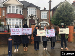 지난해 10월 중국에서 북송된 김철옥 씨의 언니 김유빈, 김규리 씨가 23일 주 런던 북한 대사관 앞에서 탈북자 강제북송 중단을 요구하는 시위에 참석했다. 가운데부터 오른쪽으로 박지현 징검다리 대표와 유빈, 규리 씨.