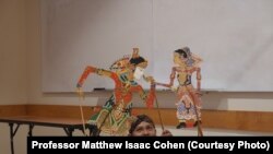 Dalang Ki Aneng Kiswantoro memainkan Wayang Thithi di Universitas Yale, Connecticut, 25 Oktober 2023. (Foto: Profesor Matthew Isaac Cohen)
