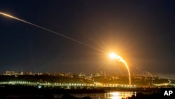 Pertahanan udara Ukraina mencegat drone Shahed di udara dalam serangan udara ketiga Rusia di ibu kota dalam 24 jam terakhir di Kyiv, Ukraina, 30 Mei 2023. (Foto: AP)