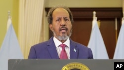 FILE - Presiden Somalia Hassan Sheikh Mohamud berpidato di depan anggota parlemen di Mogadishu, Somalia, 21 Februari 2024.