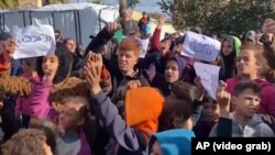 Puluhan pengungsi Palestina di Gaza melakukan unjuk rasa (foto: dok). 