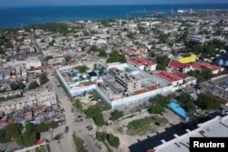 Suasana di sekitar Lembaga Pemasyarakatan Nasional di Port-au-Prince, Haiti, pasca bentrokan kekerasan yang merusak jalur komunikasi di ibu kota dan menyebabkan para napi kabur dari penjara utama ini, 3 Maret 2024. (REUTERS/Ralph Tedy Erol)