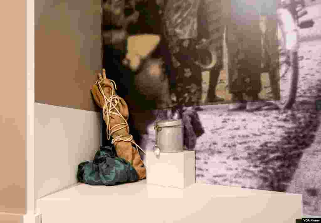 សម្ភារៈមួយចំនួនដែលប្រើនៅក្នុងរបបខ្មែរក្រហម​ត្រូវបាន​ដាក់​តាំងនៅក្នុង​ពិព័រណ៍អចិន្ត្រៃយ៍ស្តីអំពីរបប​ប្រល័យ​ពូជសាសន៍​ខ្មែរ​ក្រហម​ នៅសារមន្ទីរនិង​អនុសារណដ្ឋានខ្មែរ ក្នុងទីក្រុងឈីហ្កាហ្គូ រដ្ឋ​អ៊ីល្លីណយ ថ្ងៃទី ១ ខែវិច្ឆិកា ឆ្នាំ ២០២៣។ (ទែន សុខស្រីនិត/វីអូអេ) 