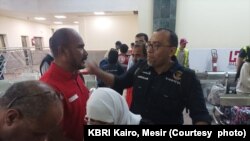 Abdillah Onim, pegiat kemanusiaan asal Indonesia, bersama istri dan ketiga anaknya di Kairo, Mesir, setelah dievakuasi keluar dari Gaza via Rafah, 2 November 2023. (Foto: KBRI Kairo, Mesir)