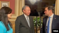 美国参议员马可·鲁比奥(右边)与台湾驻美代表俞大㵢夫妇在国会山庆祝《台湾关系法》45周年酒会众交谈。（2024年3月6日，美国之音锺辰芳拍摄）