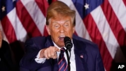 Republikanski predsednički kandidat i bivši prvi čovek SAD Donald Tramp tokom postizborne proslave u Nju Hempširu (Foto: AP Photo/Pablo Martinez Monsivais)