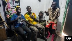 Junior "Des Affaires" (à dr.) et d'autres enfants des rues apprentis rappeurs dans un centre culturel du quartier populaire de Bandalungwa à Kinshasa.