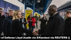 Посолка США в Україні Бріджит Брінк вітала міністра оборони Ллойда Остіна на залізничному вокзалі у Києві. 20 листопада 2023 р.