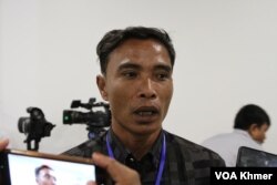 លោក លី ម៉េងហ័ង អាយុ ៤១ ឆ្នាំ លេខាធិការគណបក្សភ្លើងទៀន ក្នុងស្រុកសូទិន ខេត្តកំពង់ចាម ផ្តល់កិច្ចសម្ភាសន៍ដល់អ្នកសារព័ត៌មាន ក្នុងរាជធានីភ្នំពេញ នៅថ្ងៃទី២៧ ខែកក្កដា ឆ្នាំ២០២៣។ (ស៊ឹម ចាន់សំណាង/វីអូអេ)