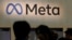 រូបឯកសារ៖ អ្នកចូលរួម​​សន្និសីទ​​ទស្សនា​ស្តង់​ក្រុមហ៊ុន Meta នៅ​ទី​ក្រុង San Francisco រដ្ឋ California កាល​ពី​ថ្ងៃ​ទី​២២ ខែ​មីនា ឆ្នាំ​២០២៣។