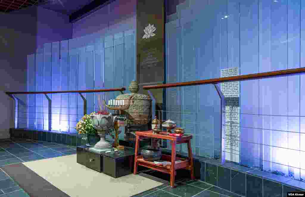 ទិដ្ឋភាពនៃ​ទីអនុសារណដ្ឋាន​ដែល​ឧទ្ទិស​ដល់​ជន​រងគ្រោះ​នៃរបប​ប្រល័យ​ពូជសាសន៍​ខ្មែរ​ក្រហម​ នៅសារមន្ទីរនិង​អនុសារណដ្ឋានខ្មែរ ក្នុងទីក្រុងឈីហ្កាហ្គូ រដ្ឋ​អ៊ីល្លីណយ ថ្ងៃទី ១ ខែវិច្ឆិកា ឆ្នាំ ២០២៣។ (ទែន សុខស្រីនិត/វីអូអេ) 