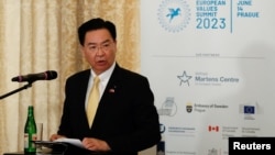 台湾外交部长吴钊燮在访问捷克期间在布拉格举行的“欧洲价值峰会”上发表讲话。（2023年6月14日）
