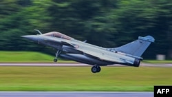 Pesawat tempur multiperan Dassault Rafale Angkatan Udara Prancis lepas landas saat singgah di Pangkalan Udara Paya Lebar di Singapura, 28 Juni 2023, sebagai bagian dari operasi pelatihan "Pegase 23". (Roslan RAHMAN/AFP)