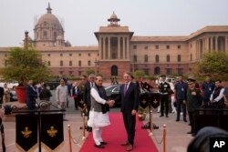 Menteri Pertahanan India Rajnath Singh (kiri), menyambut Wakil Perdana Menteri Australia dan Menteri Pertahanan Richard Marles di New Delhi, India, Senin, 20 November 2023. (AP/Manish Swarup)