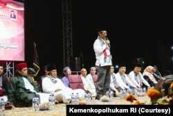 Menteri Koordinator Bidang Politik, Hukum, dan Keamanan (Menko Polhukam) Mahfud MD memimpin doa untuk Palestina bersama pengasuh Pondok Pesantren Minggir, KH. Ahmad Muwafiq, di Sleman, DI Yogyakarta, Sabtu, 4 November 2023.(Foto: Kemenko Polhukam)