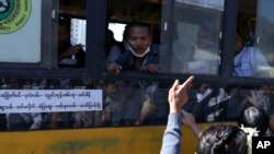 Tahanan yang dibebaskan disambut oleh anggota keluarga dan rekannya di luar Penjara Insein di Yangon, Myanmar, Kamis, 4 Januari 2024. (AP/Thein Zaw)
