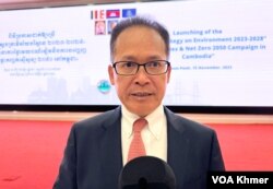 លោក អ៊ាង សុផល្លែត រដ្ឋមន្រ្តីក្រសួងបរិស្ថាន ផ្តល់សម្ភាសន៍ដល់វីអូអេក្នុងពិធីសម្ពោធដាក់ឱ្យប្រើយុទ្ធសាស្រ្តចក្រាវិស័យបរិស្ថាន ២០២៣-២០២៨ នៅថ្ងៃទី១៥ ខែវិច្ឆិកា ឆ្នាំ២០២៣។ (កាន់ វិច្ឆិកា/វីអូអេ)