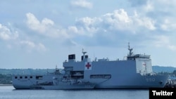 FILE - Rumah Sakit Terapung TNI AL KRI dr. Soeharso bersanding dengan kapal FCAM KRI Keris. Foto: KRI Keris.(Twitter/Jatosint)