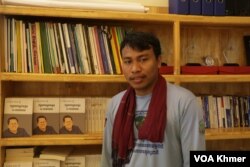 លោក កើត សារ៉ាយ ប្រធានសមាគមនិស្សិតបញ្ញវន្តខ្មែរ ជាសកម្មជនម្នាក់ដែលតែងតែចេញមុខទាមទារយុត្តិធម៌សង្គម។ (ស៊ុន ណារិន/វីអូអេ)