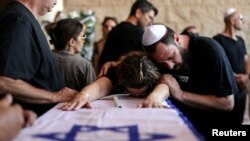 Članovi porodice Koen oplakuju članove ubijene u kibucu Beri (Foto: Reuters/Hadas Parush)