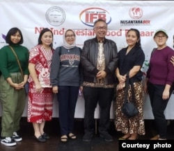 Konjen RI di NY, Winanto Adi (tengah) bersama para penjaja kuliner Indonesia (foto: courtesy).