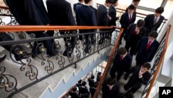 평양과학기술대학 학생들이 강의 후 계단을 내려가고 있다. (자료화면)