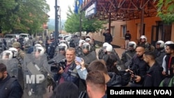 Kosovska policija ispred zgrade opštine Zvečan 29.maja 2023.