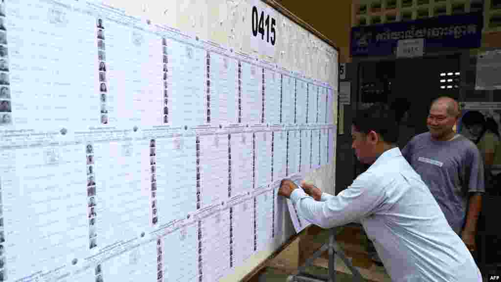 មន្ត្រីរៀបចំការបោះឆ្នោតបិទបញ្ជីឈ្មោះអ្នកបោះឆ្នោត នៅមណ្ឌលបោះឆ្នោតមួយកន្លែង មុនថ្ងៃបោះឆ្នោតជាតិអាណត្តិទី ៧ នៅរាជធានីភ្នំពេញ ថ្ងៃទី ២២ ខែកក្កដា ឆ្នាំ ២០២៣។ 