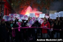 Para pengunjuk rasa menentang kekerasan terhadap perempuan (KDRT), di Roma, Sabtu, 23 November 2019. (AP Photo/Andrew Medichini)