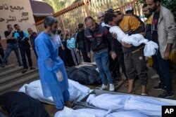 Warga Palestina berduka atas kematian kerabat mereka dalam pengeboman Israel di Jalur Gaza, di rumah sakit di Khan Younis, 18 November 2023.(Foto: AP)