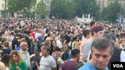 Učesnici osmog protesta "Srbija protiv nasilja", pred početak skupa ispred Doma Narodne skuoštine Republike Srbije, u Beogradu, 24. juna 2023. (Foto: Glas Amerike/Rade Ranković)
