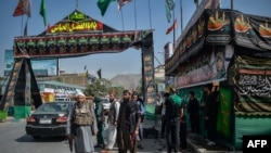 Sejumlah kombatan Taliban berjaga dekat tenda dalam peringatan Hari Asyura di sebuah jalan di Kabul, 19 Agustus 2021 setelah militer Taliban mengambil alih Afghanistan. (Foto: Hoshang Hashimi/AFP)