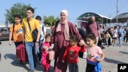 Sejumlah warga Palestina menyeberang ke wilayah Mesir melalui pintu perbatasan Rafah di Jalur Gaza, pada 1 November 2023. (Foto: AP/Hatem Ali)