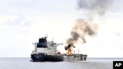 印度海军提供的照片显示被胡塞武装分子导弹袭击的英国Marlin Luanda号油轮着火。（2024年1月27日）