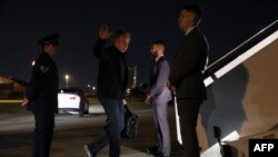 美国国务卿布林肯从华盛顿安德鲁斯联合基地登机前往中国和英国进行访问。（2023年6月16日）