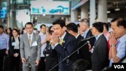 Menteri Luar Negeri Parnpree Bahiddha-Nukara berbicara kepada wartawan setelah warga negara Thailand kembali dengan selamat dari konflik di Israel, Bangkok, Thailand, 12 Oktober 2023. (Tommy Walker/VOA)
