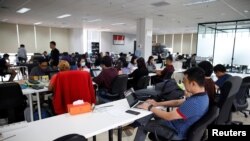 ILUSTRASI - Suasana kerja di kantor Modalku di Jakarta, 29 Januari 2018. (Beawiharta/REUTERS)