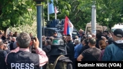 Građani opkolili vozilo kosovske policije ispred opštine Zvečan, 29. maj 2023.