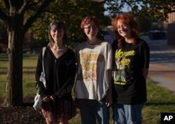 Sekelompok teman dan mahasiswa baru Universitas Missouri, dari kiri: Sylvia Debruzzi, Sarah Woods, dan Emma Komoroski, mengaku sebagai "the nones" di kampus mereka di Kolombia, Missouri, Jumat, 8 September 2023. (AP/Jessie Wardarski)