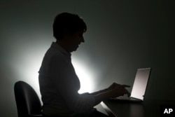 ILUSTRASI - Bijak berbelanja online, cermati pilihan pembayaran. (AP/Wilfredo Lee, File)