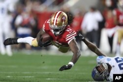 Brendon Ajuk, igrač San Franciska, u duelu sa Kindlom Vildorom iz Detroita (Foto: AP/Jed Jacobsohn)