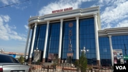 Sebuah mal yang berdiri di wilayah Khujand, Tajikistan, dalam foto yang diambil pada 4 September 2023. Mal tersebut telah menjadi pusat perdagangan di mana pedagang dari negara tetangga datang untuk mendapatkan barang-barang asal China. (Foto: VOA/Navbahor Imamova)