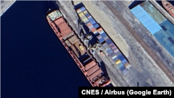 북한 라진항을 촬영한 지난해 10월 6일 자 위성사진. 120m 길이의 러시아 선적 추정 선박이 컨테이너를 선적하고 있다. 사진=Airbus (via Google Earth)