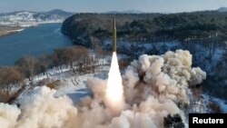 Rudal balistik, dikatakan berbahan bakar padat dan hipersonik, dalam uji coba di Korea Utara pada 14 Januari 2024. (Foto: KCNA via Reuters)