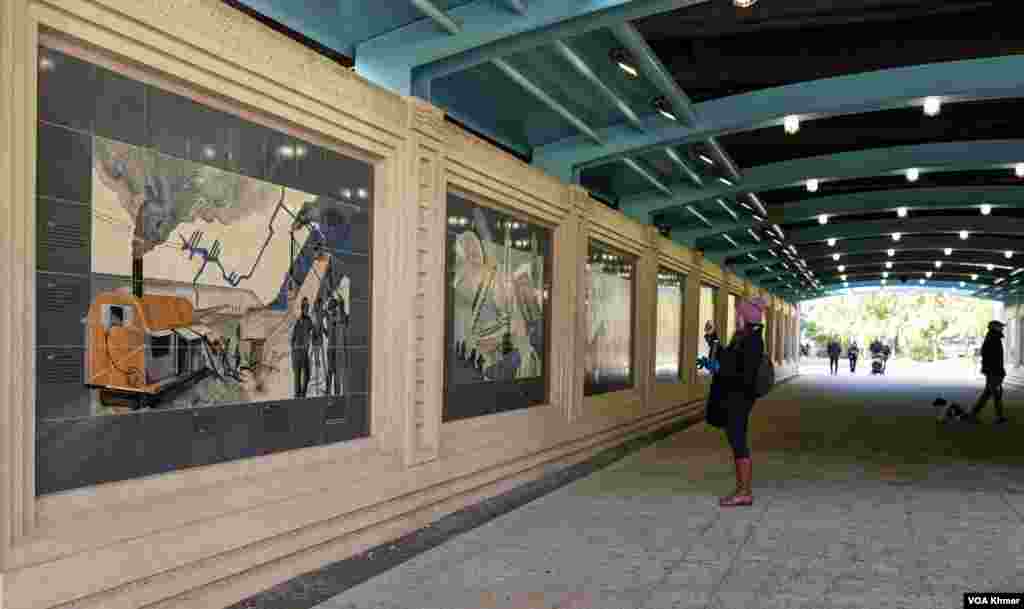 ទេសចរថតរូបសិល្បៈដែលត្រូវបានដាក់តាំងនៅសួនច្បារក្បែរដងទន្លេដែលហូរកាត់កណ្តាលទីក្រុង Chicago ក្នុងរដ្ឋ Illinois នៅថ្ងៃទី ២ ខែវិច្ឆិកា ឆ្នាំ ២០២៣។ (ទែន សុខស្រីនិត/វីអូអេ) 