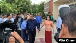 នាយករដ្ឋមន្ត្រីកម្ពុជា លោក ហ៊ុន សែន និងភរិយាគឺលោកស្រី ប៊ុនរ៉ានី ហ៊ុនសែន ចូលរួមការបោះឆ្នោតនៅខេត្តកណ្តាល សម្រាប់ការបោះឆ្នោតជាតិអាណត្តិទី ៧ ដែលអវត្តមានគណបក្សប្រឆាំង នាថ្ងៃទី ២៣ ខែកក្កដា ឆ្នាំ ២០២៣។ (លាស់ លីបលីប/វីអូអេ)